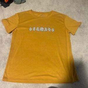 size large yellow t shirt with daisy graphic